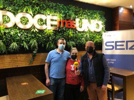 Los propietarios del Doce más Uno junto a Manfredo Álvarez.