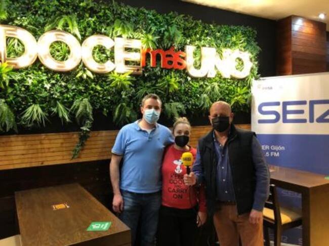 Los propietarios del Doce más Uno junto a Manfredo Álvarez.