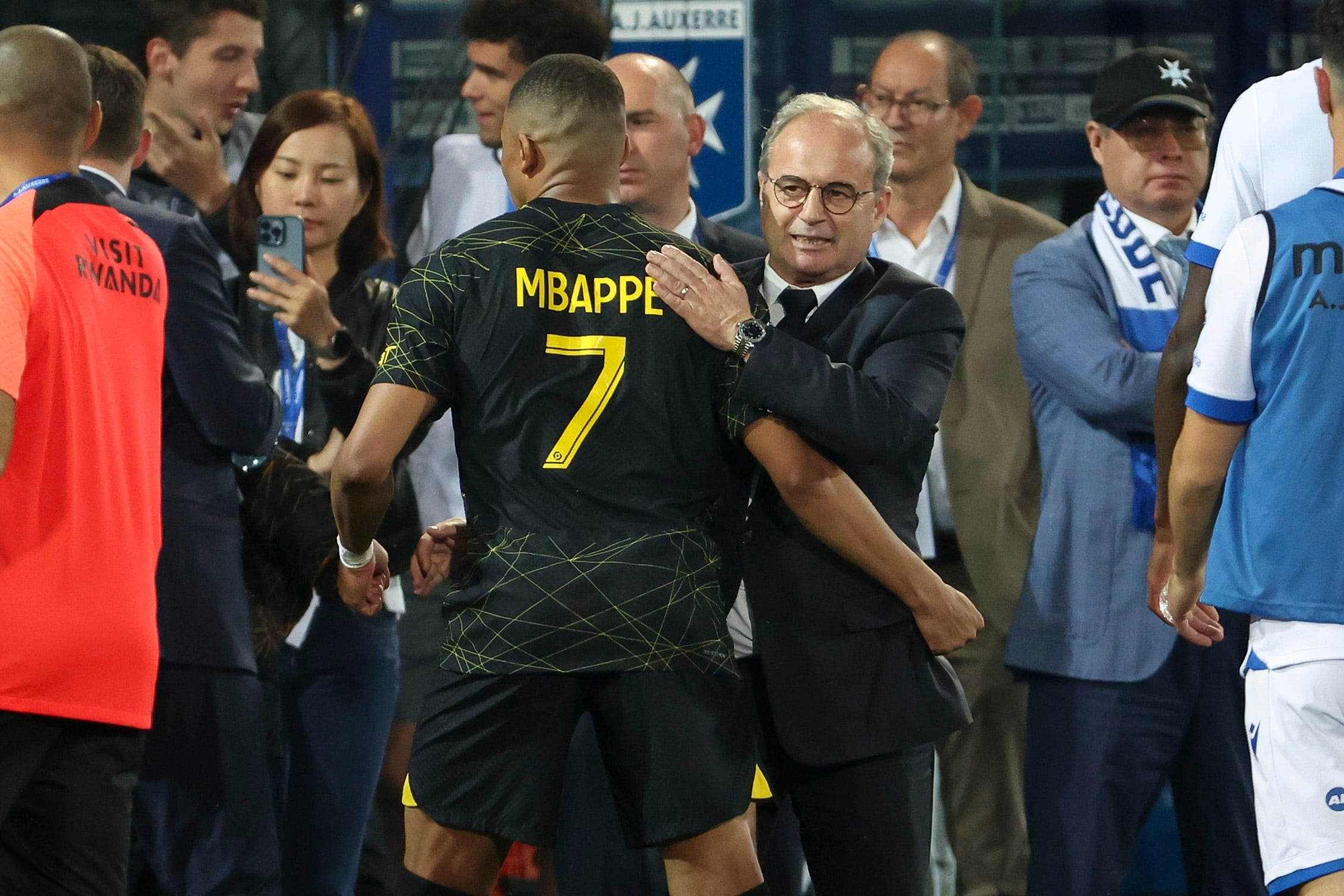 Luis Campos y Kylian Mbappé se saludan durante un partido del PSG