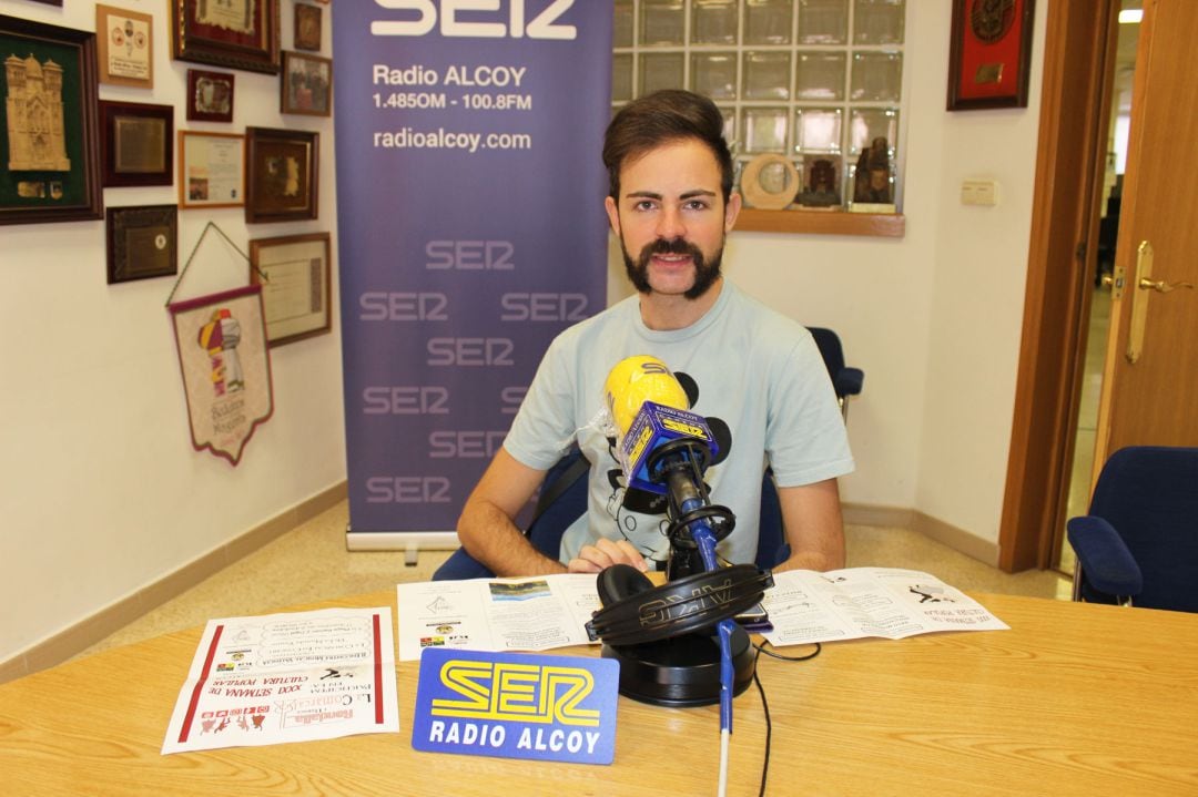 Germán Mollà, representante del Grup de Danses Carrascal, en los estudios de Radio Alcoy