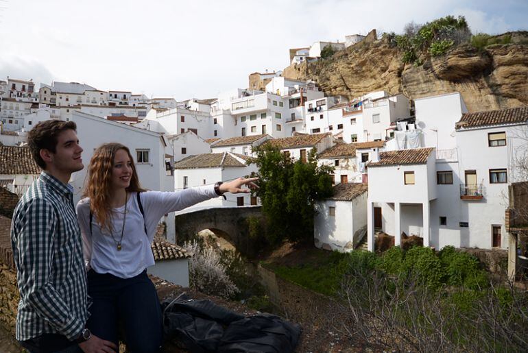 Unos turistas recorren la Serranía de Ronda (Málaga)