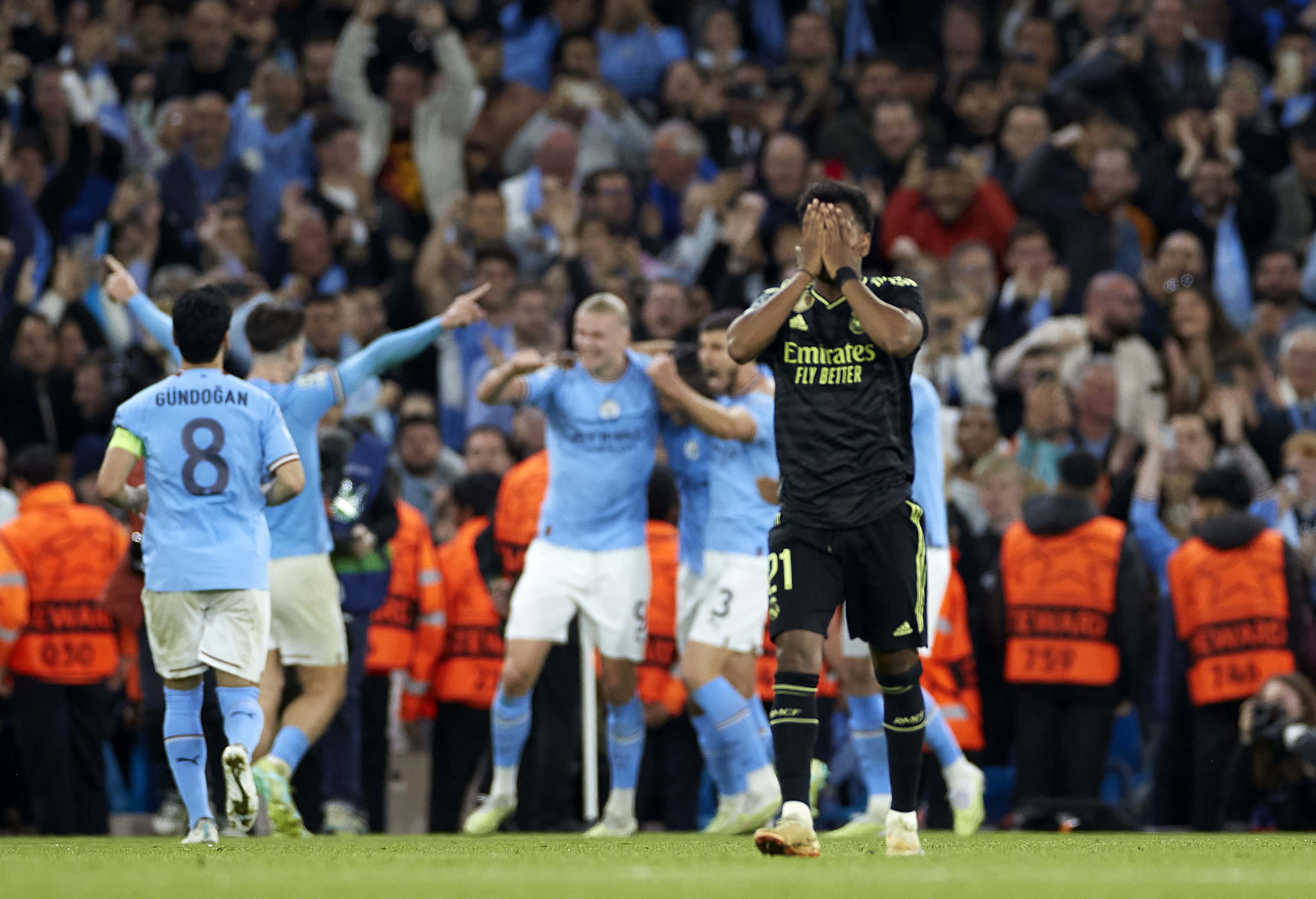 Rodrygo lamenta un gol del Manchester City en el último enfrentamiento contra ellos