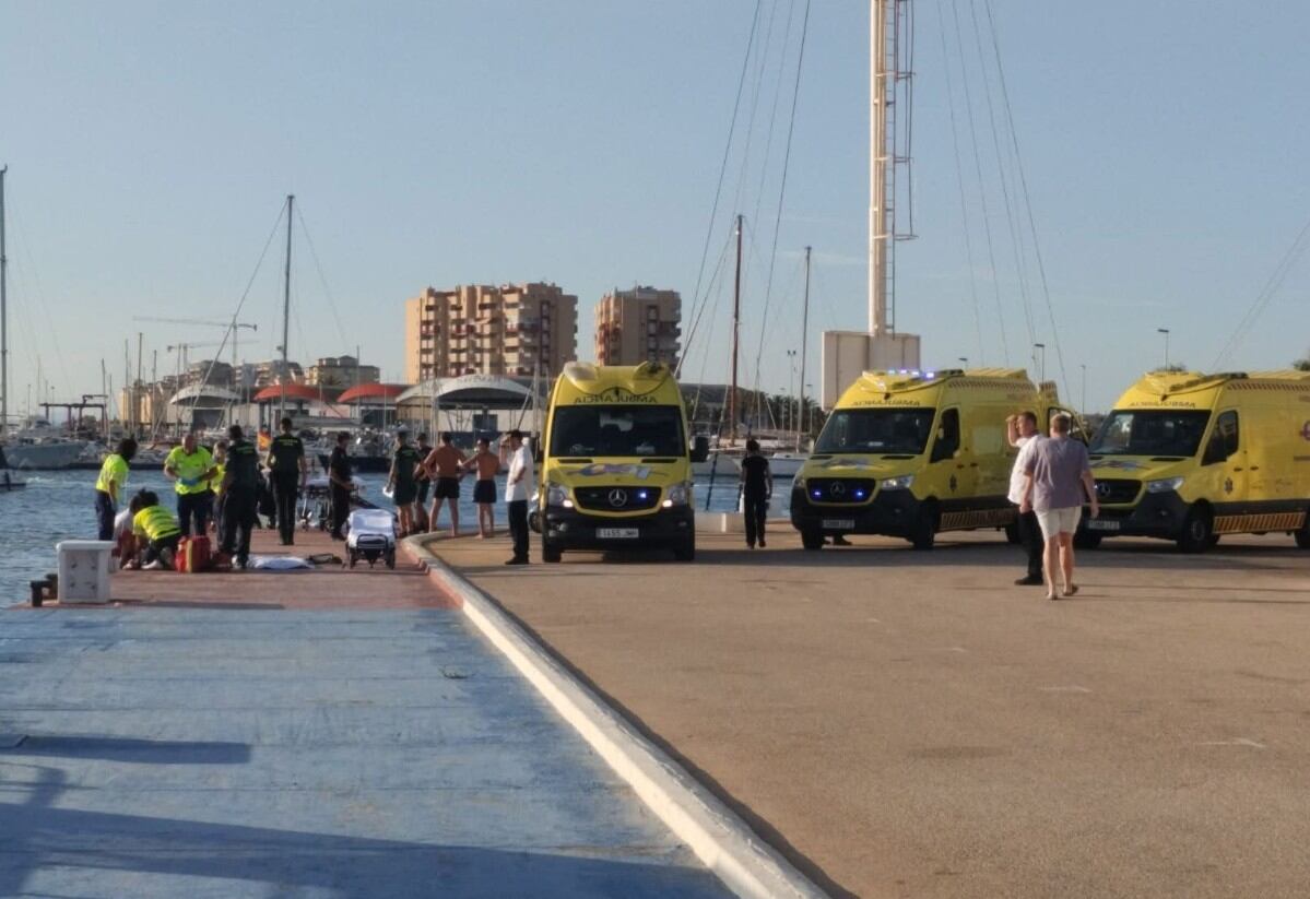 Atendidos y trasladados al hospital a una adulta y un menor, gravemente heridos por la hélice de una embarcación cuando se bañaban en La Manga