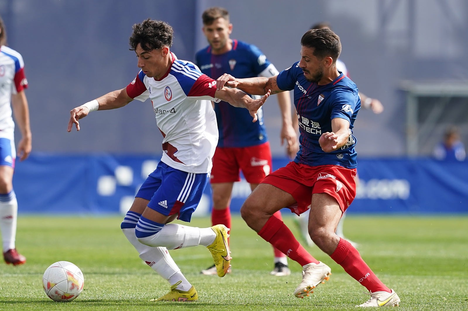 Borja Fernández presiona a un contrario