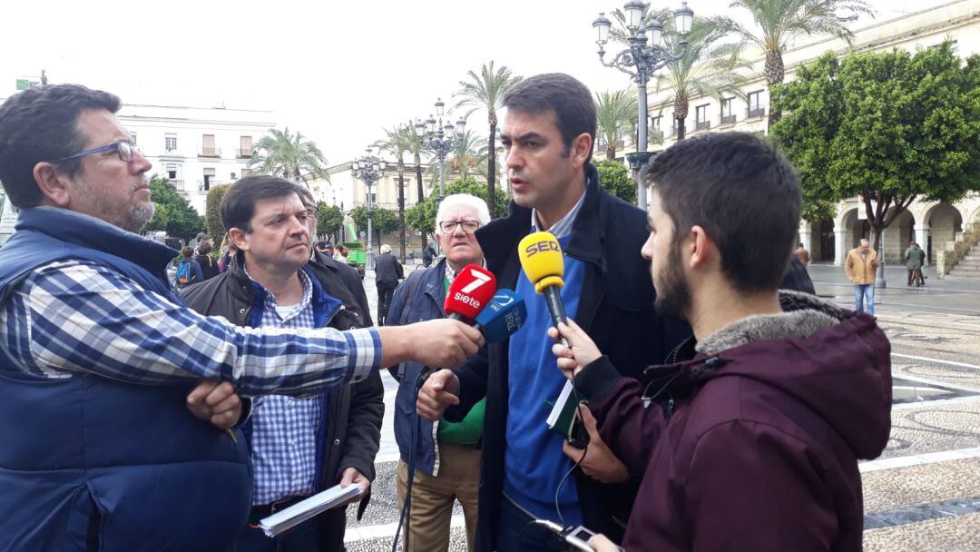 Joaquín Bellido, candidato de Andalucía X Si, atiende a los medios de comunicación en la plaza del Arenal