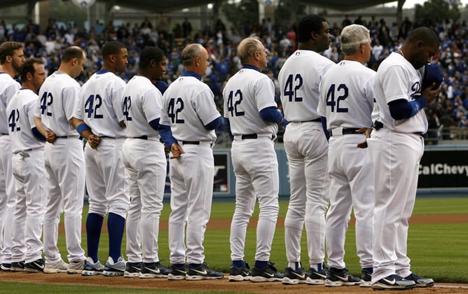 Miembros del equipo de los Dodgers de Los Angeles llevan el número 42 en honor a Jackie Robinson en el estadio Dodger hoy, 15 de abril de 2007, en Los Angeles, California (EEUU). La Liga Mayor de Béisbol rinde tributo al aniversario 60 del día en que Robi