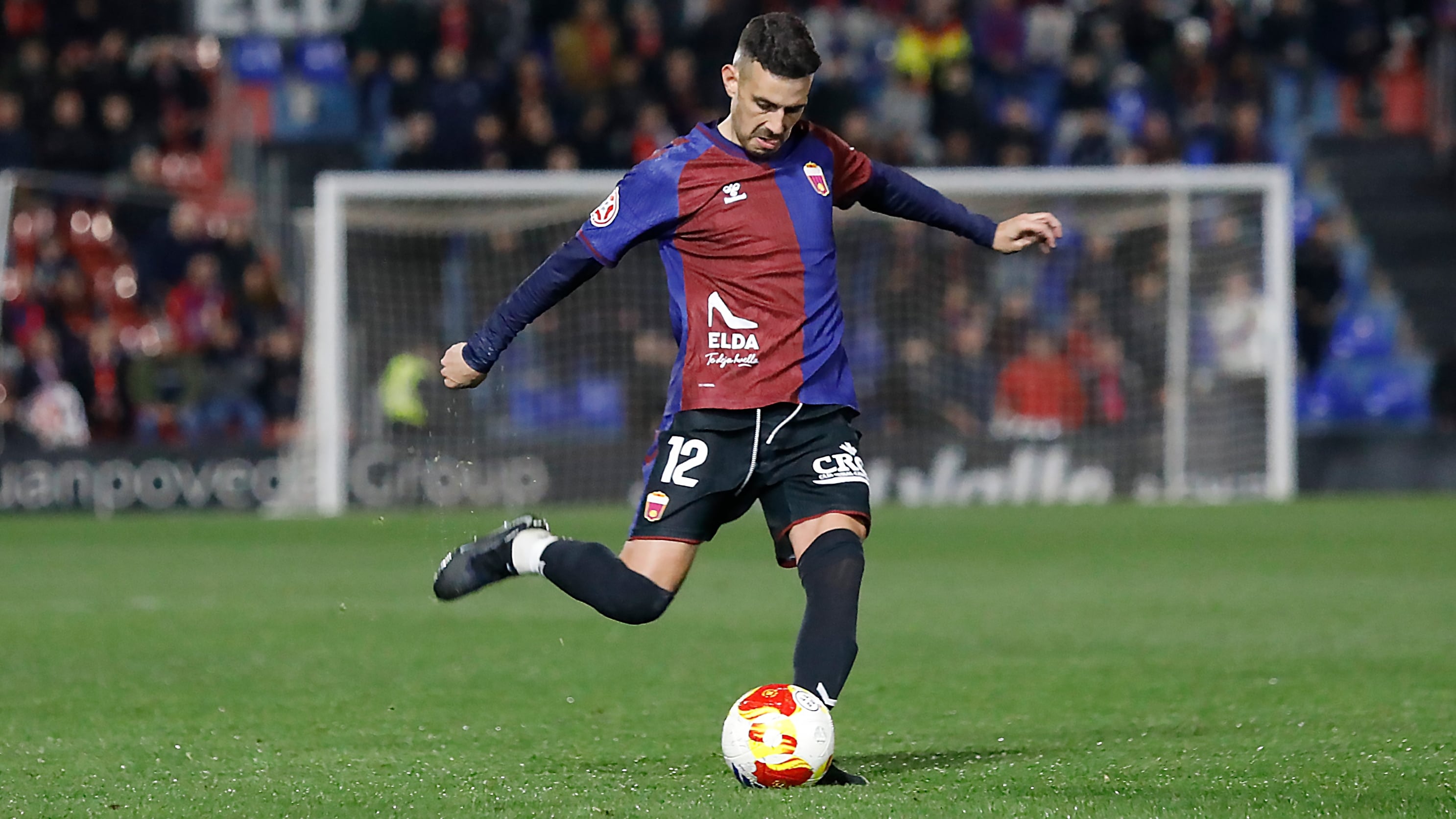 Manu Molina es un fijo en el centro del campo del Eldense