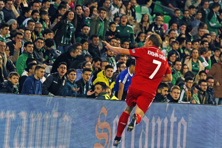 El centrocampista danés del Sevilla Michael Krohn-Delhi celebra el primer gol marcado ante el Betis