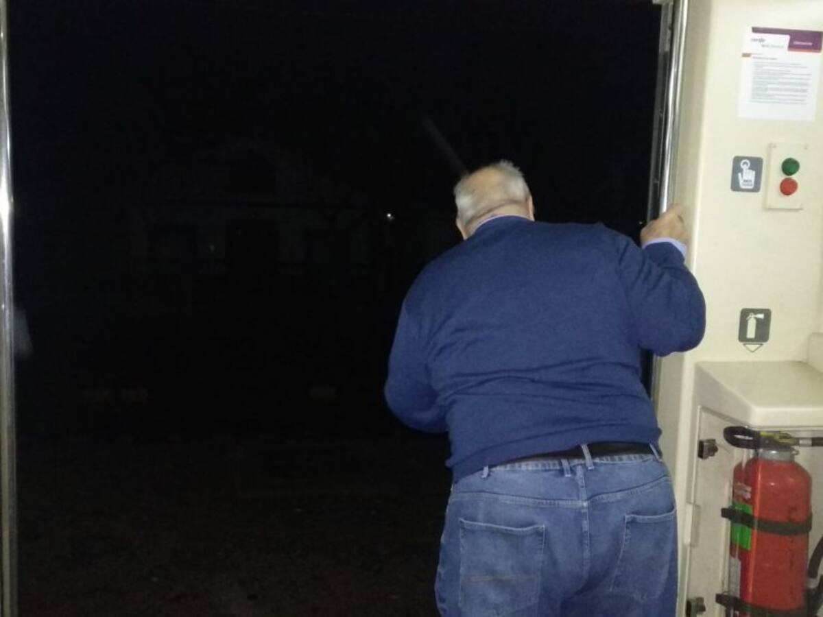 Tres horas de retraso y 45 minutos a la intemperie