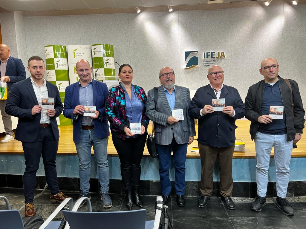 La alcaldesa, M ª Teresa García, acompañada por concejales, diputado y Jesús Barroso, autor de la música del Himno de Sierra Mágina, en la presentación del CD