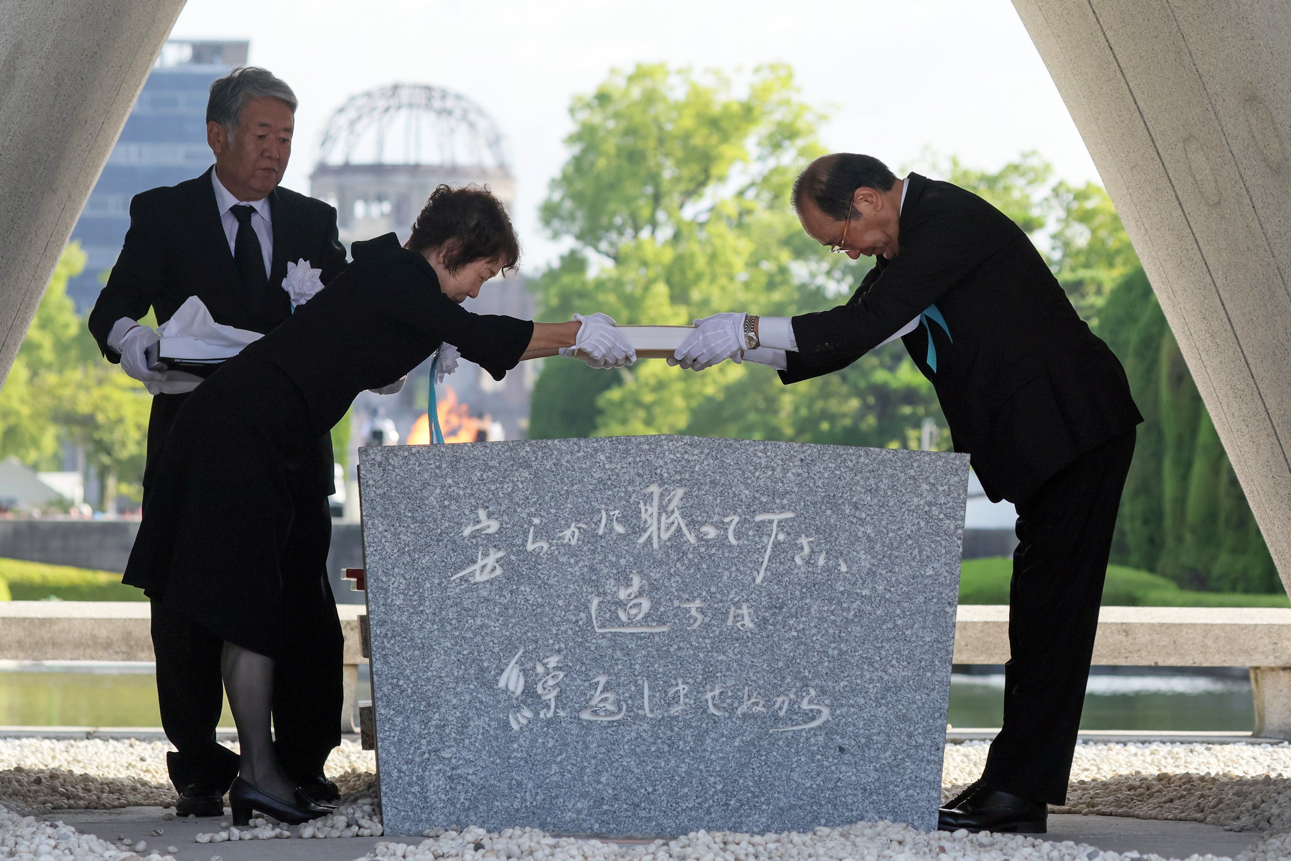 HIROSHIMA (Japan), 06/08/2025.- Hiroshima Mayor Kazumi Matsui (R) places a list of atomic bomb victims in the cenotaph during the Peace Memorial Ceremony for the 80th anniversary of the atomic bombing of Hiroshima at Peace Memorial Park in Hiroshima, Japan, 06 August 2025. In 1945, the United States dropped two nuclear bombs over the cities of Hiroshima and Nagasaki on 06 and 09 August respectively, killing more than 200,000 people. (Japón, Estados Unidos) EFE/EPA/JIJI PRESS JAPAN OUT EDITORIAL USE ONLY