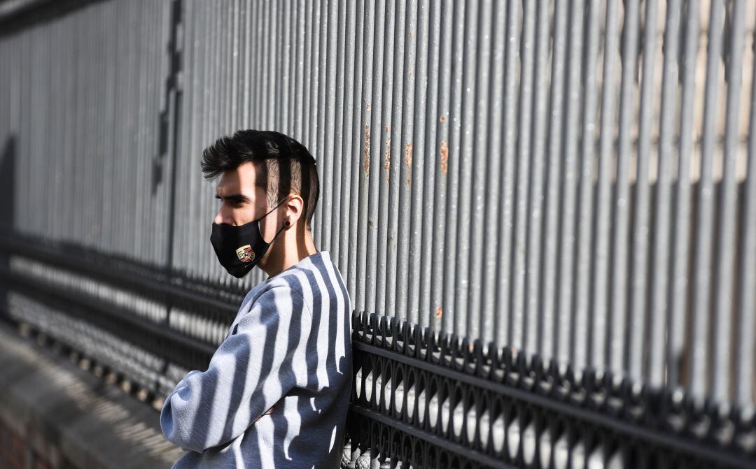 Un joven con su mascarilla.