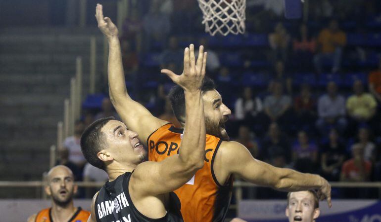 El escolta bosnio del Montakit Fuenlabrada Marko Popovic (d) y el escolta norteamericano del Dominion Bilbao Basket Scott Bamforth, durante el partido de la cuarta jornada de Eurocup.