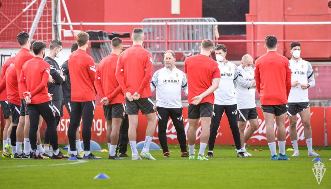 El Sporting ha vuelto a los entrenamientos con catorce bajas por Covid