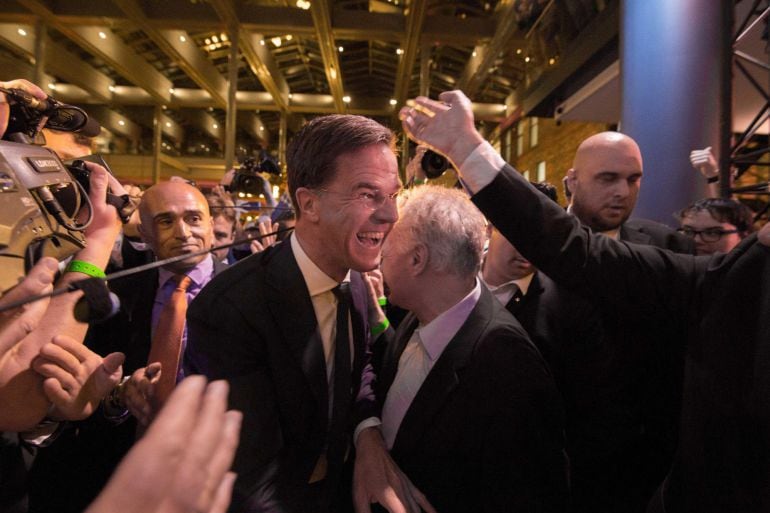 El primer ministro de Holanda, Mark Rutte (C), reacciona la noche de las elecciones en La Haya (Holanda).