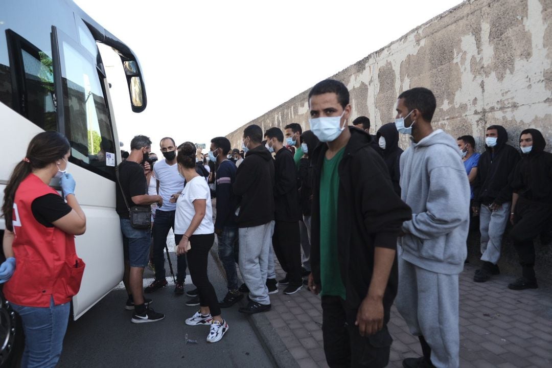 FOTOGALERÍA | Entre 200 y 250 inmigrantes marroquíes que se encontraban en el muelle de Arguineguín han sido conducidos por la Policía fuera del campamento de la Cruz Roja.