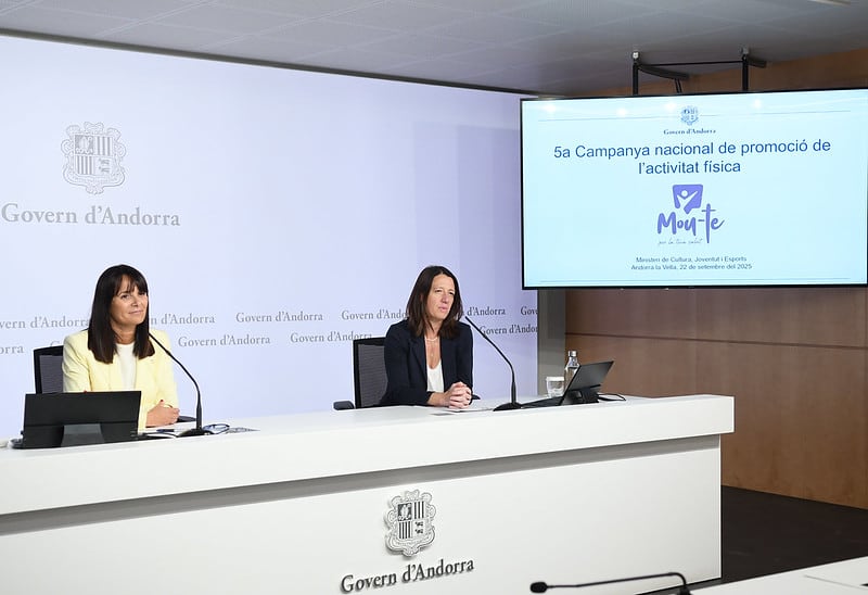 A l'esquerra, la ministra d'Esports, Mònica Bonell, durant la presentació de la 5a campanya 'Mou-te per la teva salut'.