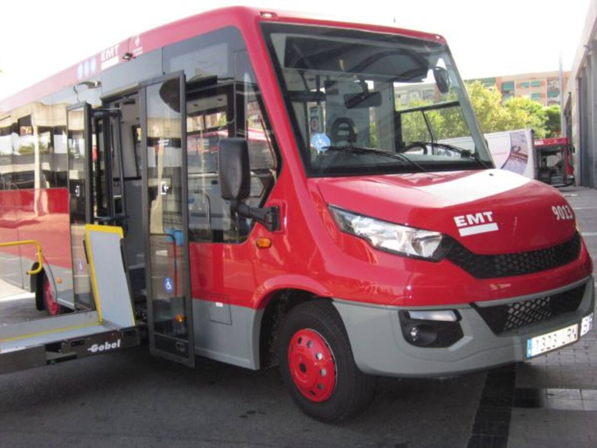 La EMT estrena vehículo para el servicio especial de personas con problemas de movilidad