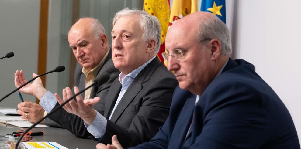 Octavio López, en el centro de la imagen, durante la rueda de prensa