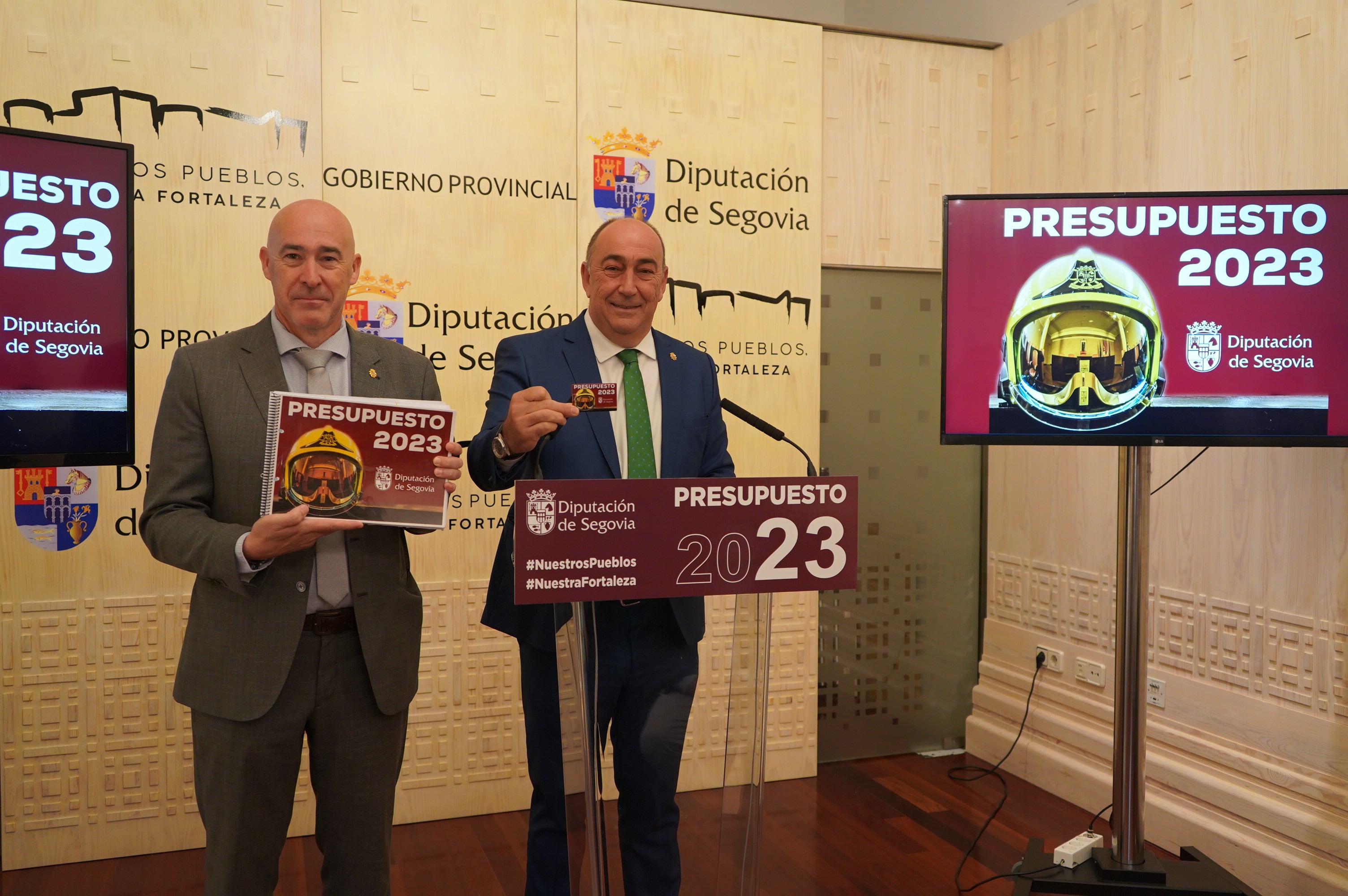 El presidente de la Diputación, Miguel Ángel de Vicente, acompañado del diputado de Hacienda, Óscar Moral, en la presentación de los presupuestos de la Diputación