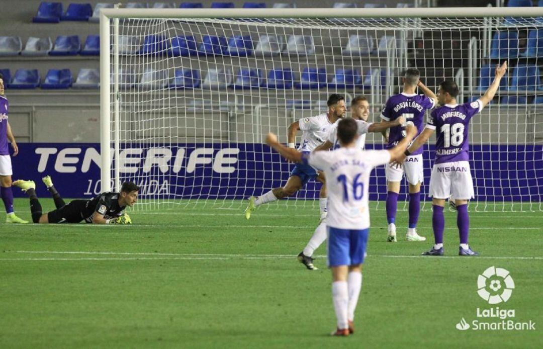 Los jugadores del Tenerife celebran el gol ante la resignación de los del Sporting.