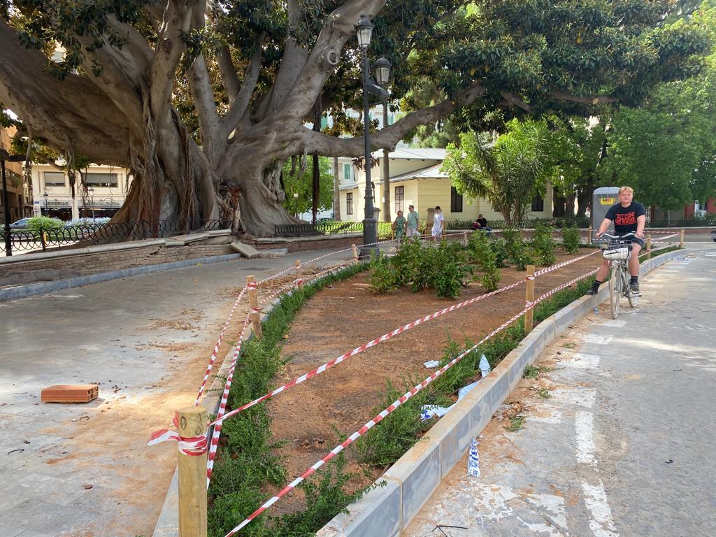 El Ayuntamiento de València finaliza el desmantelamiento de la antigua gasolinera del Parterre.