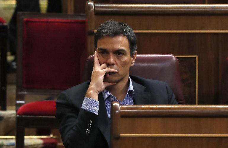 El exsecretario general del PSOE Pedro Sánchez, durante la segunda jornada del debate de la investidura del candidato del PP, Mariano Rajoy