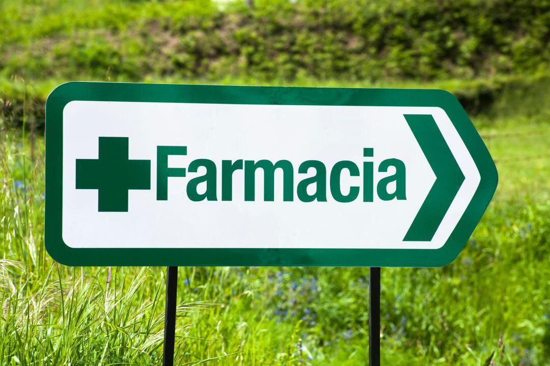 Cartel indicador de una farmacia rural