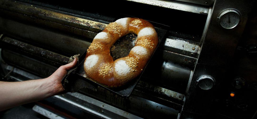 Un roscón de Reyes recién horneado