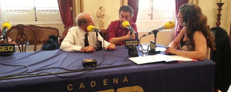 Liaño Flores, Xulio Ferreiro y Mayte González, en el programa especial desde María Pita.