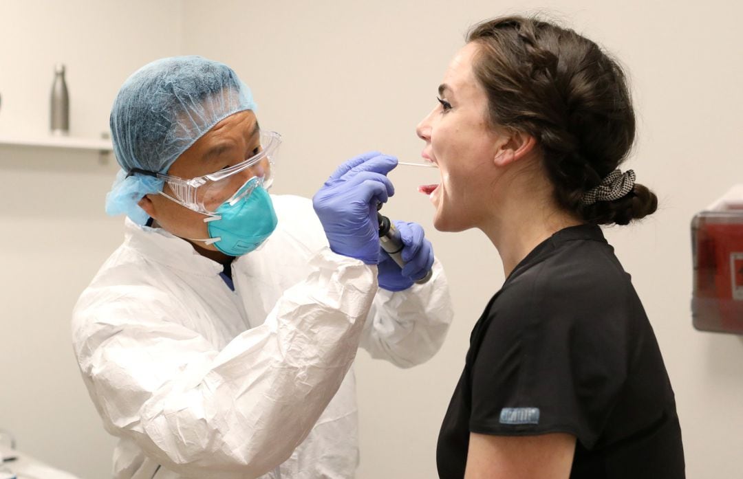 Un profesional sanitario realiza un test de coronavirus a una chica en Scottsdale, Arizona (Estados Unidos).