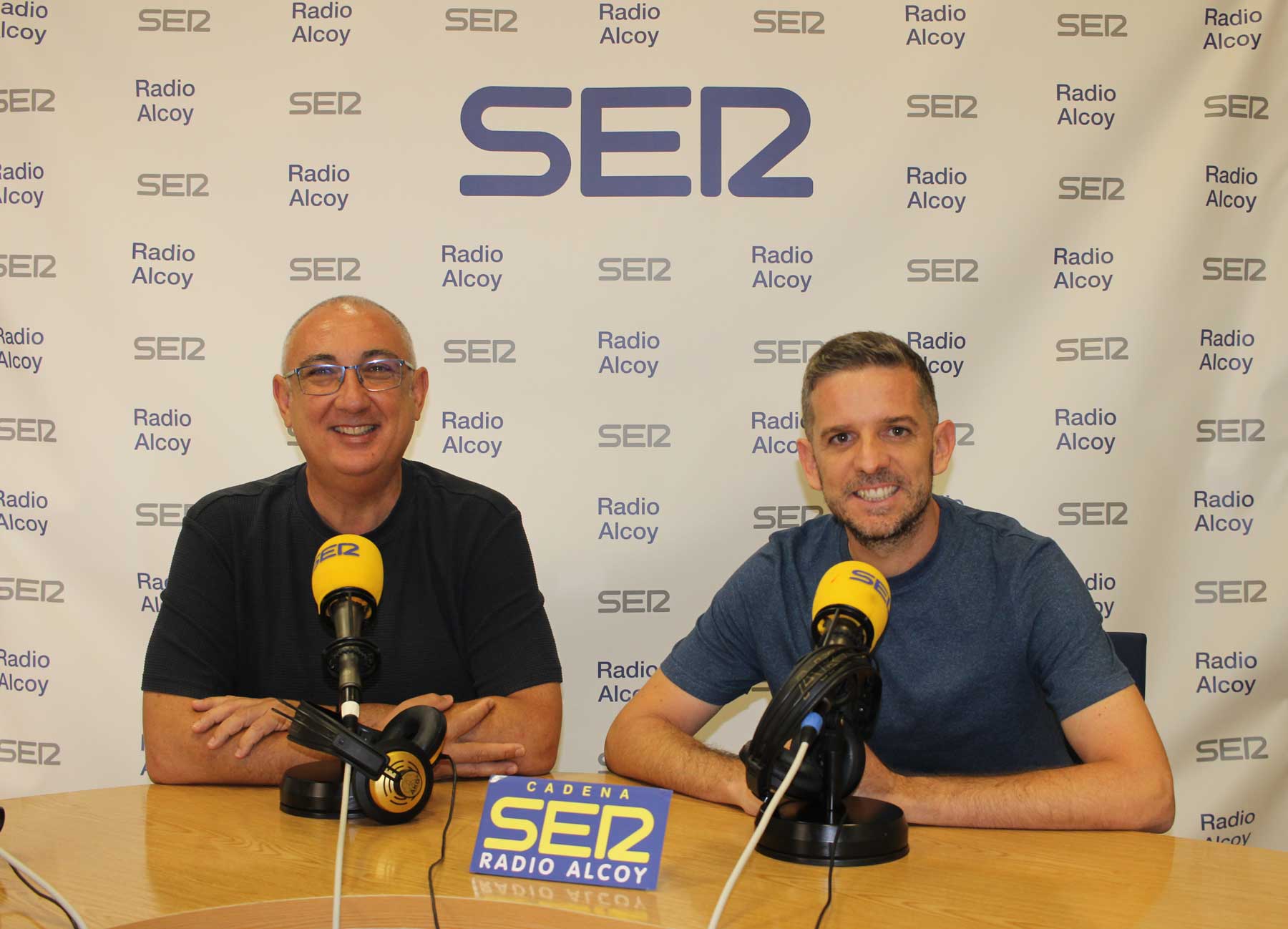 Cristo Hernández y Jorge Machado, en el estudio central de Radio Alcoy