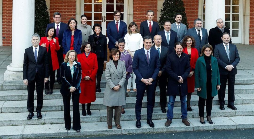 El primer ministro, Pedro Sánchez (C), posa con su nuevo gabinete de ministros en el Palacio de la Moncloa antes del primer Consejo de Ministros celebrado este martes. EFE Emilio Naranjo