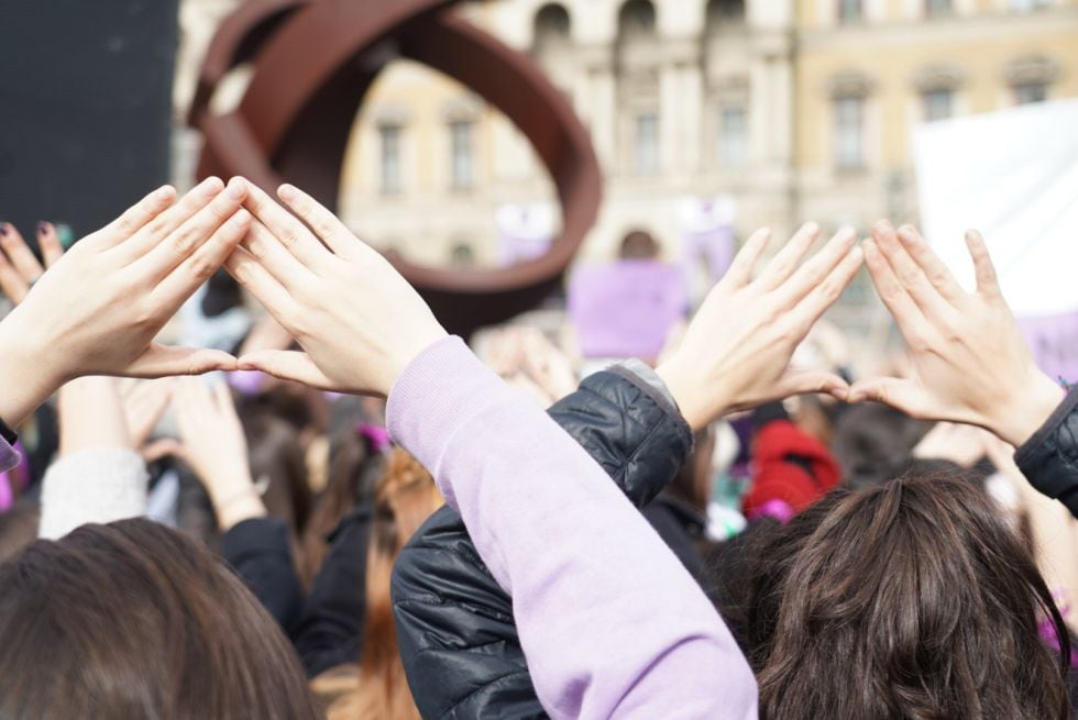 Participantes en la manifestación del Día Internacional de la Mujer del 8 de marzo levantan las manos en Bilbao