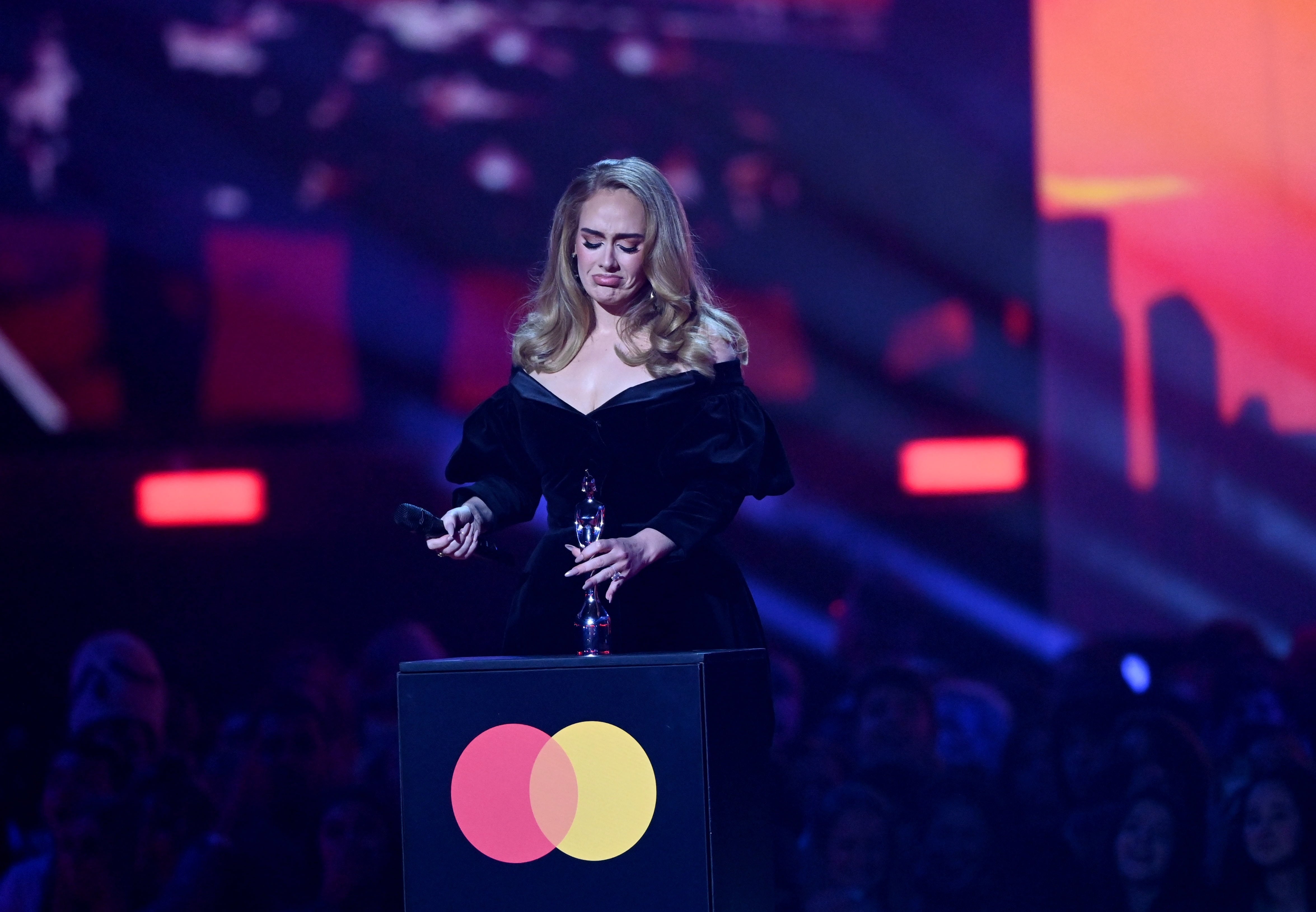 Adele durante la ceremonia de los Brit Awards en el The O2 Arena en London