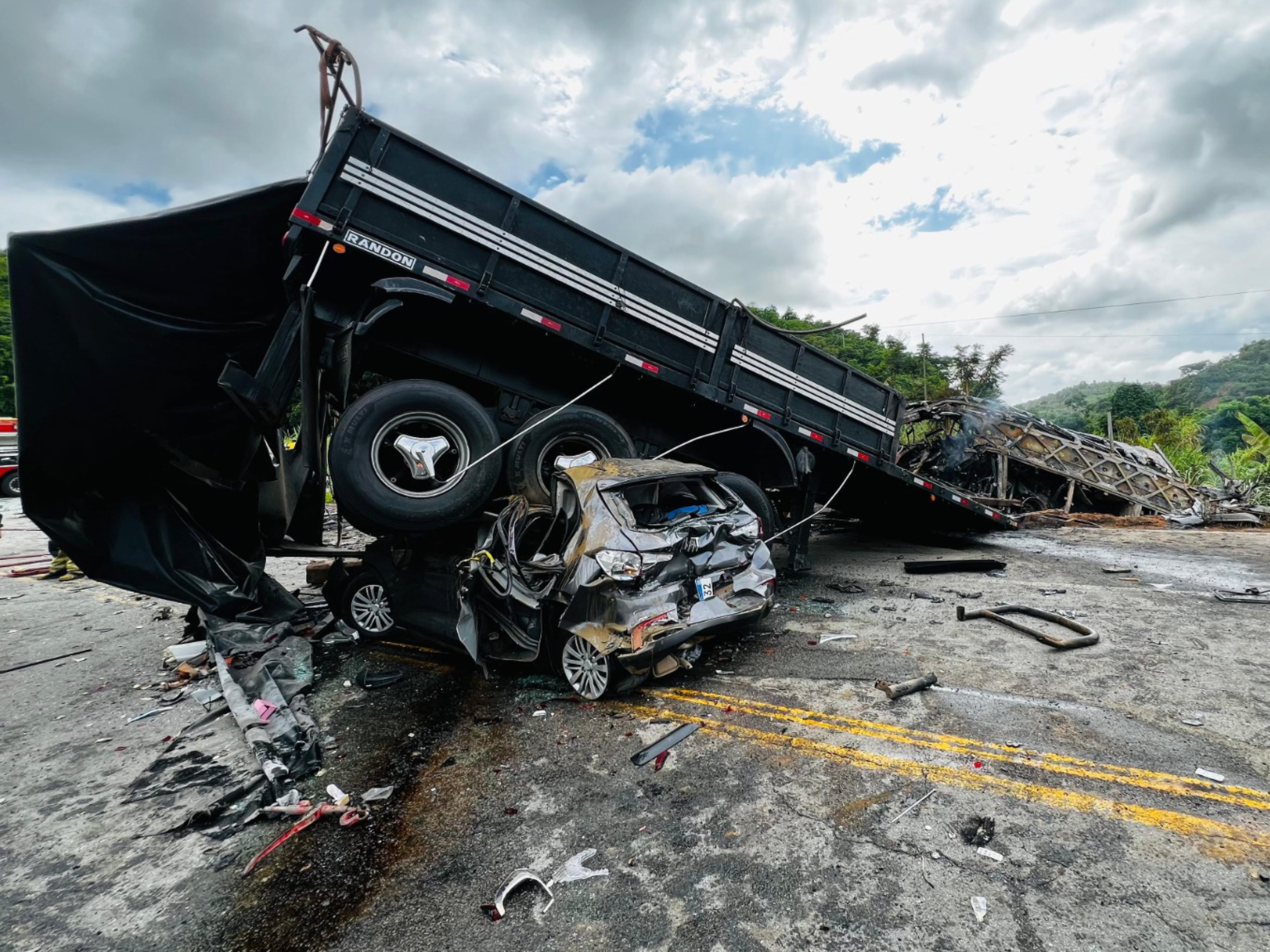 Fotografía cedida este sábado por Bomberos de Minas Gerais que muestra restos de los vehículos involucrados en un grave accidente cerca de la ciudad de Teófilo Otoni