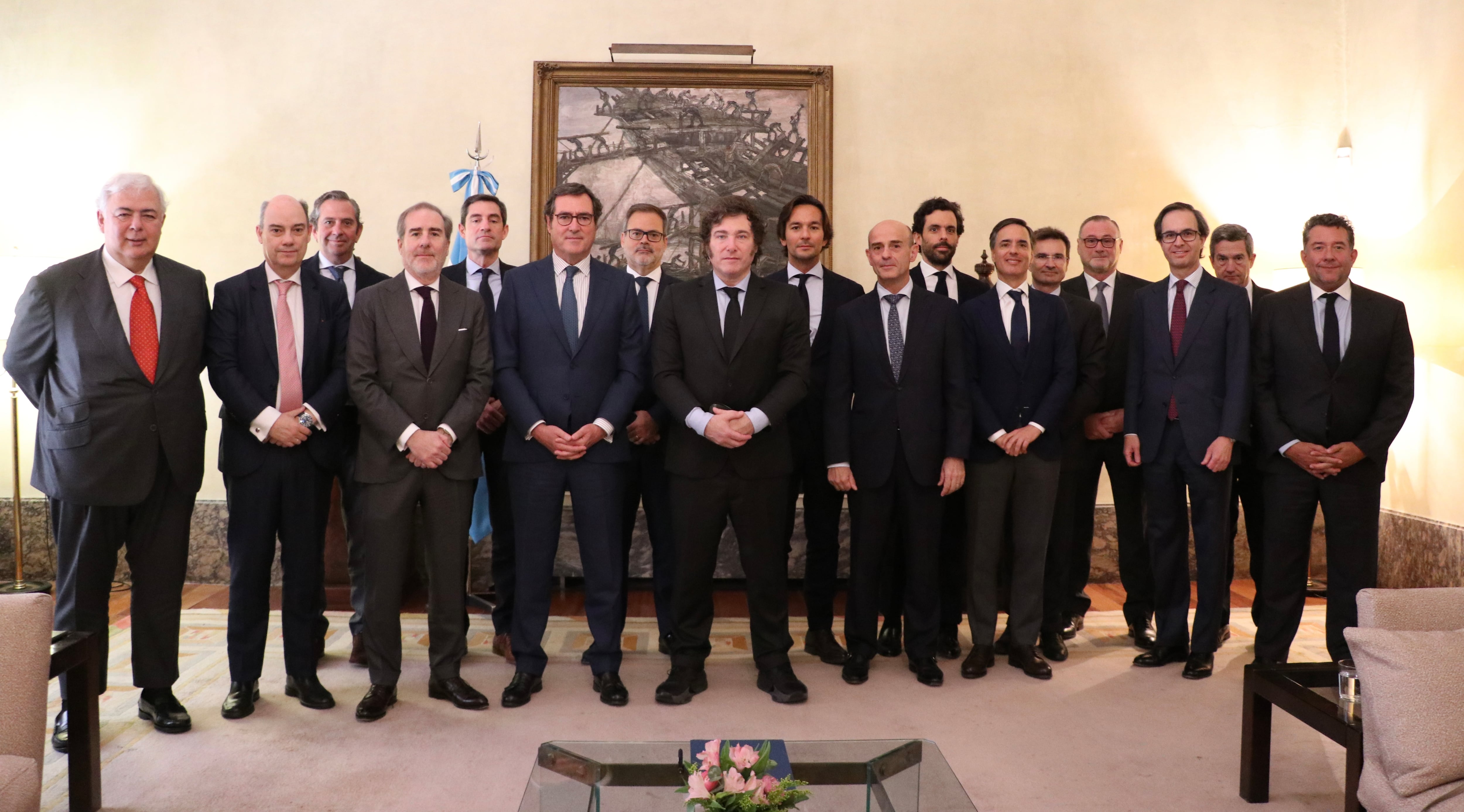 El presidente de Argentina, Javier Milei (c), junto al presidente de la CEOE, Antonio Garamendi (4i), posa en la foto de familia del encuentro que el dirigente argentino ha mantenido este sábado, en la Embajada argentina, con empresarios españoles.