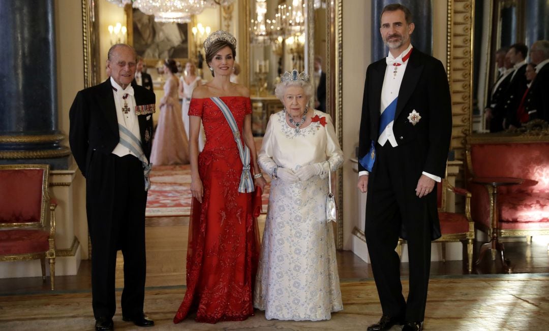 Los reyes de Inglaterra junto a los de España.