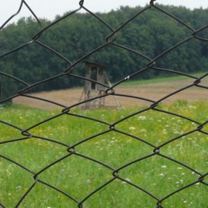 Una garita de vigilancia vista desde el interior del campo de Mauthausen, a través de la alambrada