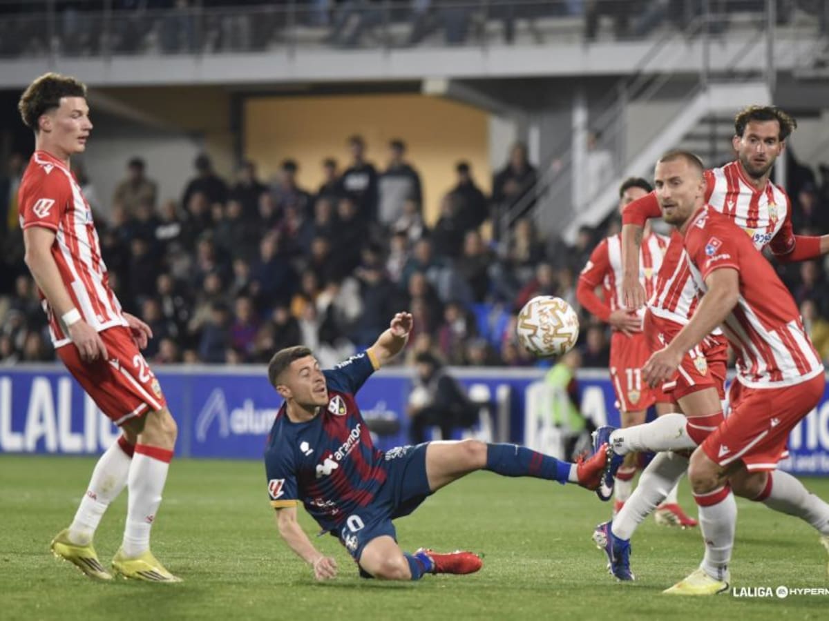 El Huesca no levanta cabeza y cae ante el Almería