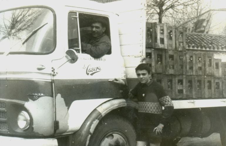 Abel Ramírez, repartidor de La Casera, junto a su hijo en 1965