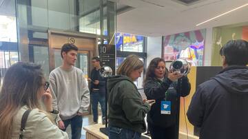 "Tengo amigos que han ganado más de 2.000 euros": colas en Barcelona para escanearte el ojo a cambio de 70 euros