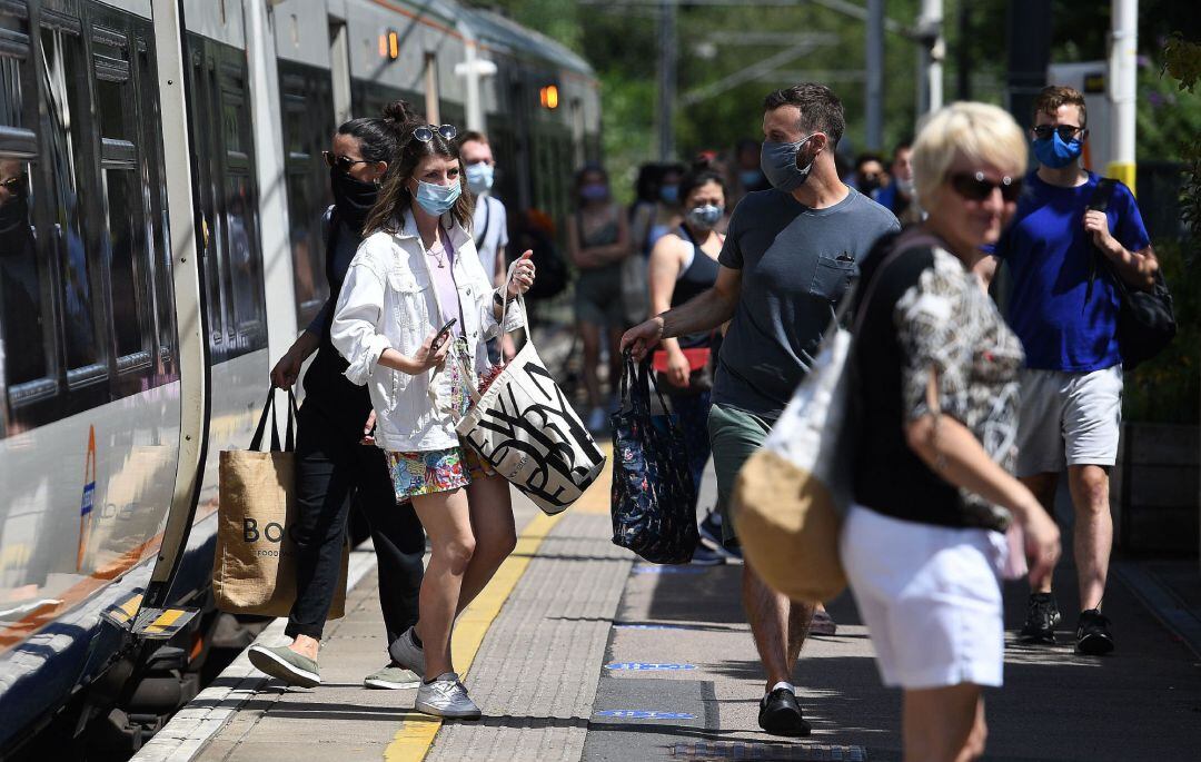 Varios pasajeros se desplazan en transporte público en Londres