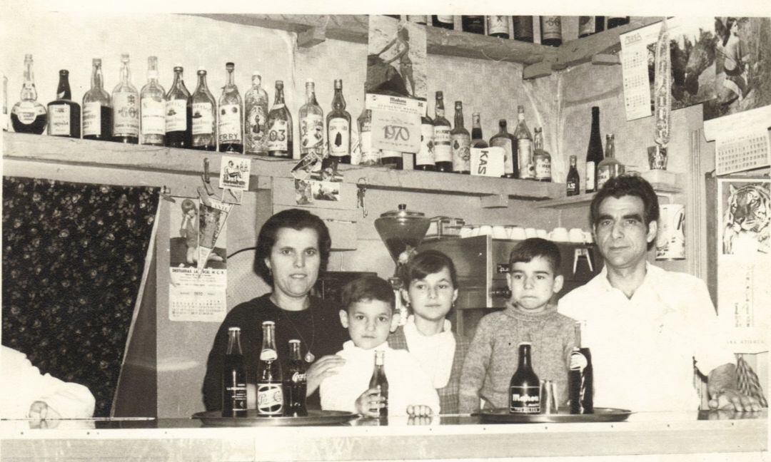 Familia trabajando en un bar en los años 70