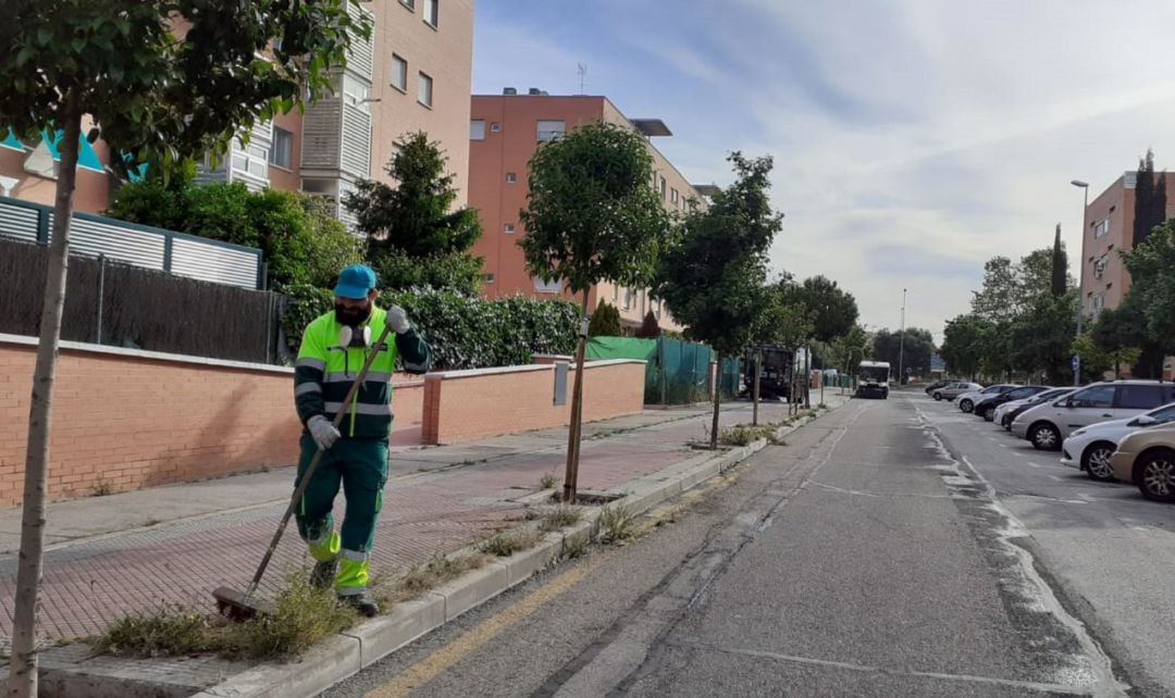 Trabajos de limpieza viaria en Alcalá de Henares