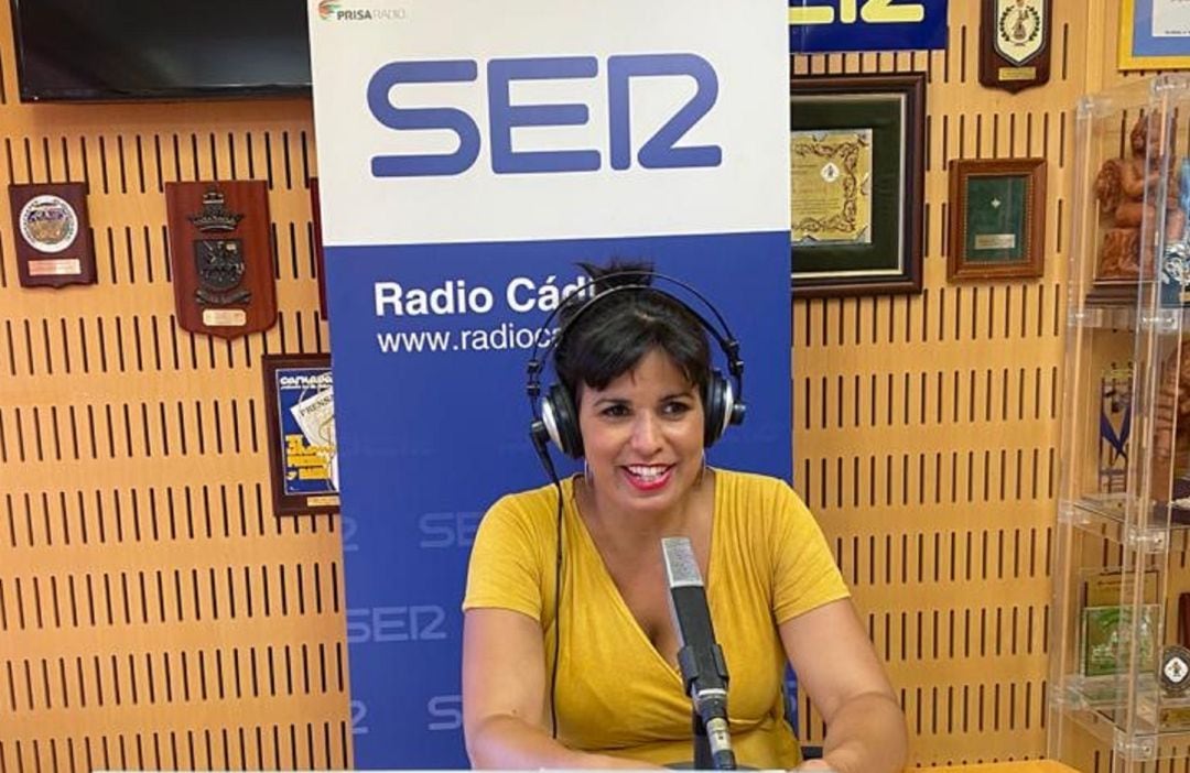 Teresa Rodríguez en los estudios de Radio Cádiz durante la entrevista de La Ventana Andalucía