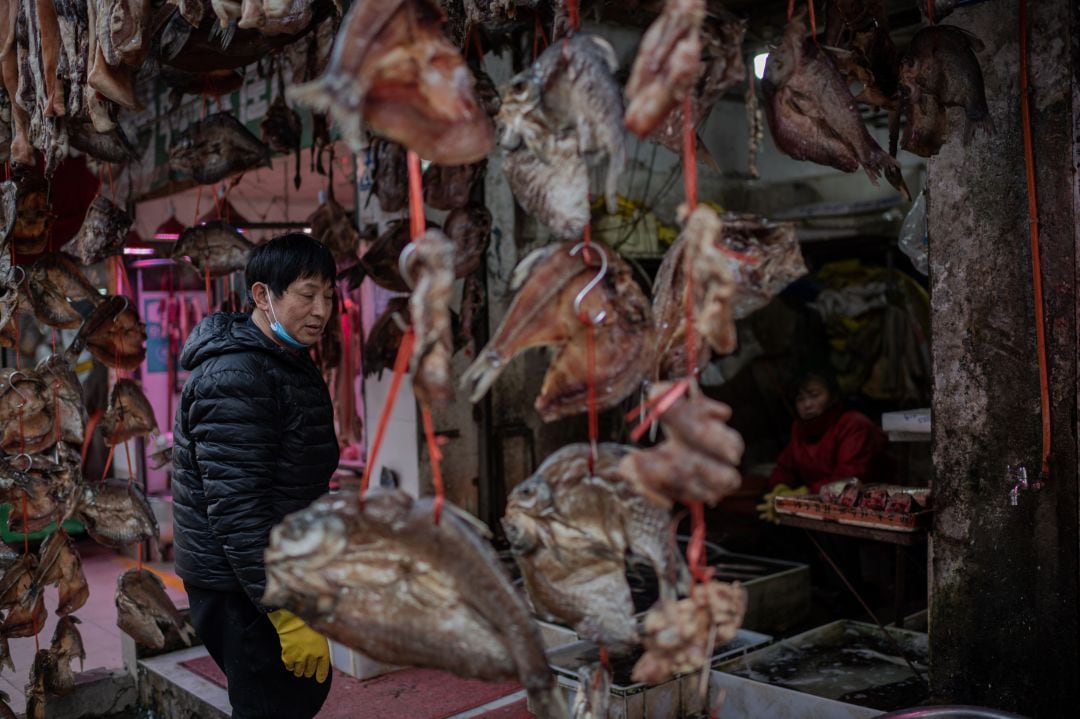 Un vendedor en un mercado de la ciudad china de Wuhan