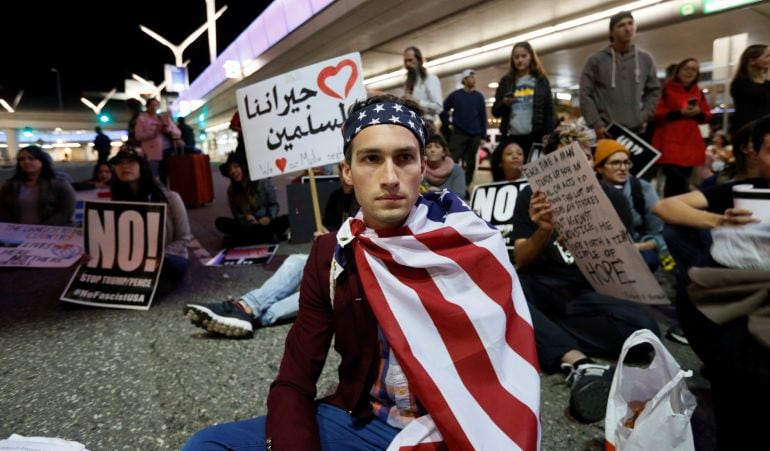 Un joven durante la protesta contra la decisión de Donald Trump en el Aeropuerto Internacional de Los Ángeles.