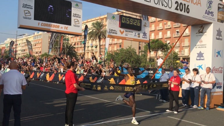 Stephen Kosgei Kibet en el momento de la llegada a meta