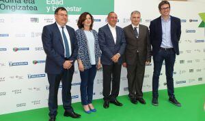 Gorka Urtaran, Alcalde de Vitoria, Ramiro González, Diputado General de Alava, los Diputados de Bienestar Social e Infraestructuras, Beatriz Artolazabal y Josu López Ubierna y el director de SER Vitoria, José Luis Martín.